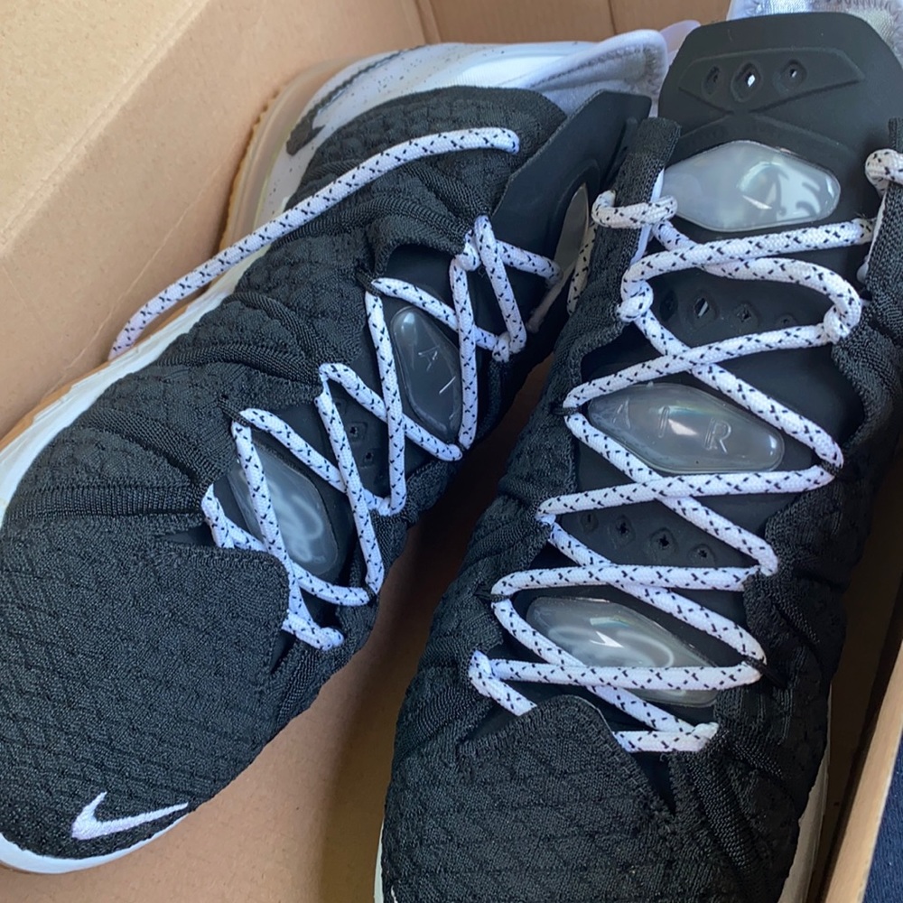 LeBron XVIII NEW size 9.5